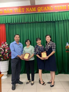 CHI BỘ TÂN ĐỊNH TẶNG KỶ NIỆM CHƯƠNG 10 NĂM TUỔI ĐẢNG CHO ĐẢNG VIÊN