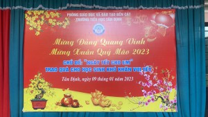TRƯỜNG TIỂU HỌC TÂN ĐỊNH TRAO QUÀ CHO HỌC SINH KHÓ KHĂN VUI TẾT