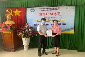 TRI ÂN VÀ CHIA TAY GIÁO VIÊN NGHỈ HƯU