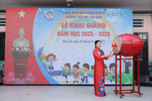 Cô Hiệu Trưởng Vũ Thị Hồng Hoa đánh trống khai giảng năm học 2025-2026