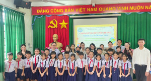 Ban giám hiệu, đại diện phụ huynh học sinh cùng thầy Tấn chủ nhiệm và đại diện các bạn học sinh lớp 4/8 chụp hình trong buổi lớp học mở
