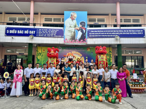 Ban giám hiệu, hội PHHS cùng chụp hình lưu niệm với đội Lân Sư rồng và các học sinh trong đội văn nghệ