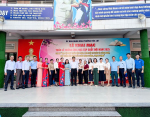 Ban giám hiệu trường Tiểu học Tân Định chụp hình lưu niệm cùng với các khách mời trong buổi lễ.