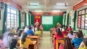 Giáo viên tham gia hội thi tập trung tại phòng hội đồng nghe phổ biến kế hoạch thi Giáo viên dạy giỏi cấp trường