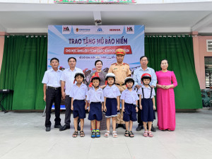 TRƯỜNG TIỂU HỌC TÂN ĐỊNH TỔ CHỨC TRAO TẶNG MŨ BẢO HIỂM CHO HỌC SINH LỚP 1 TOÀN QUỐC NĂM HỌC 2025 – 2026 KẾT HỢP TUYÊN TRUYỀN GIÁO DỤC AN TOÀN GIAO THÔNG