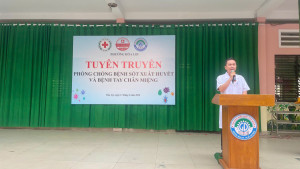 Ông Vũ Ngọc Khánh - nhân viên khoa phòng bệnh ATTP trạm y tế phường Hoà Lợi trực tiếp tuyên truyền