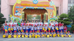 Ban giám hiệu cùng các cô giáo mầm non Tân Định và các em học sinh lớp Lá chụp hình lưu niệm