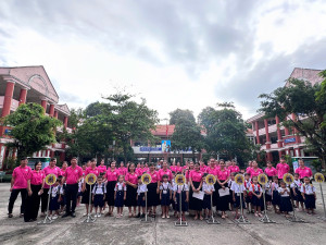 Ban giám hiệu, tập thể giáo viên và học sinh lớp 1 trường Tiểu học Tân Định