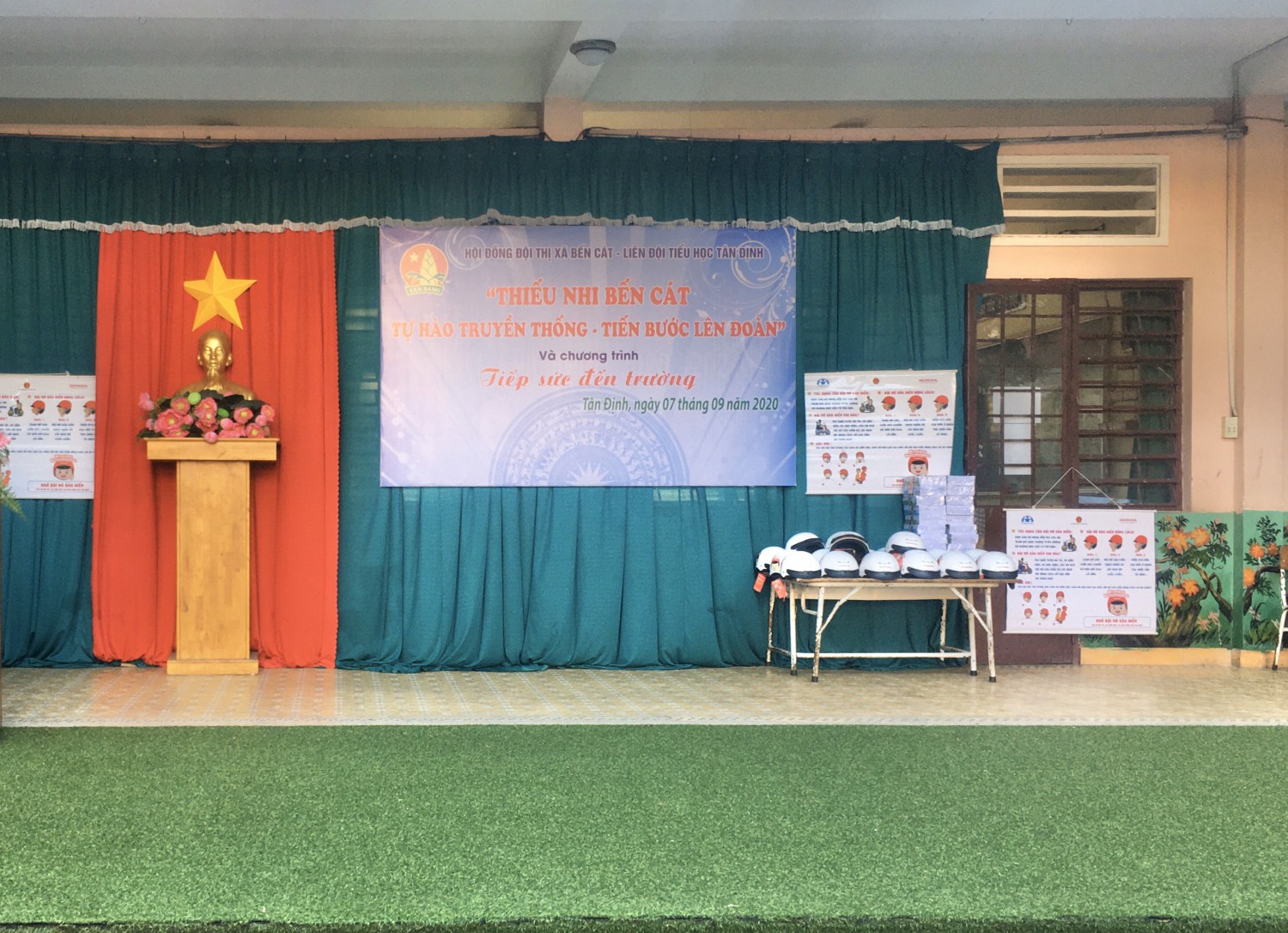 TẶNG NÓN BẢO HIỂM CHO HS LỚP 1 DO CTY HONDA TÀI TRỢ