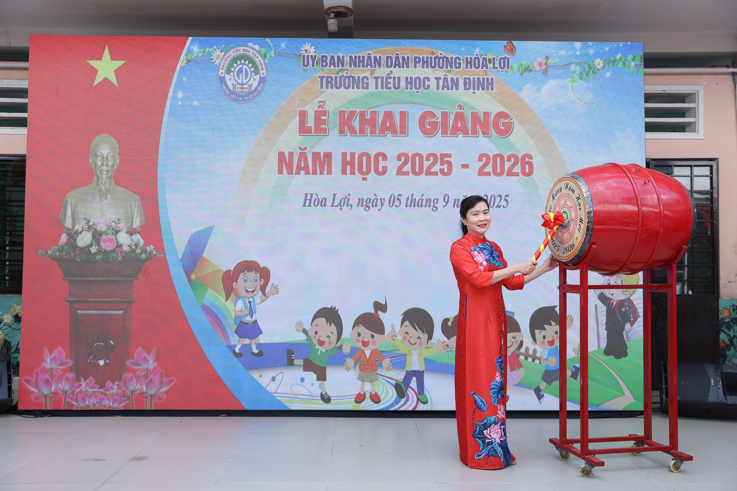Cô Hiệu Trưởng Vũ Thị Hồng Hoa đánh trống khai giảng năm học 2025-2026