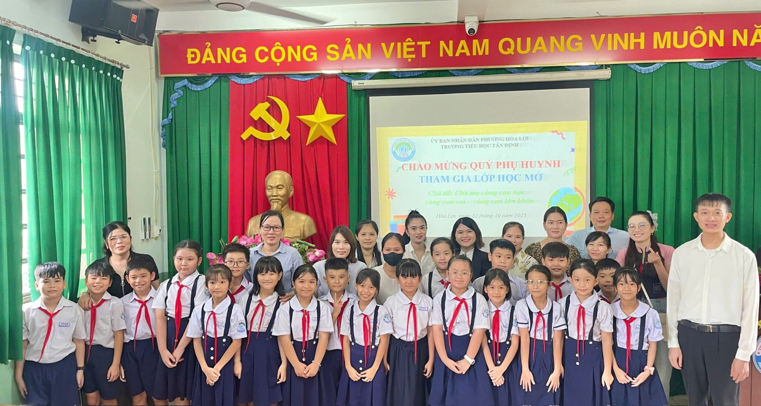 Ban giám hiệu, đại diện phụ huynh học sinh cùng thầy Tấn chủ nhiệm và đại diện các bạn học sinh lớp 4/8 chụp hình trong buổi lớp học mở