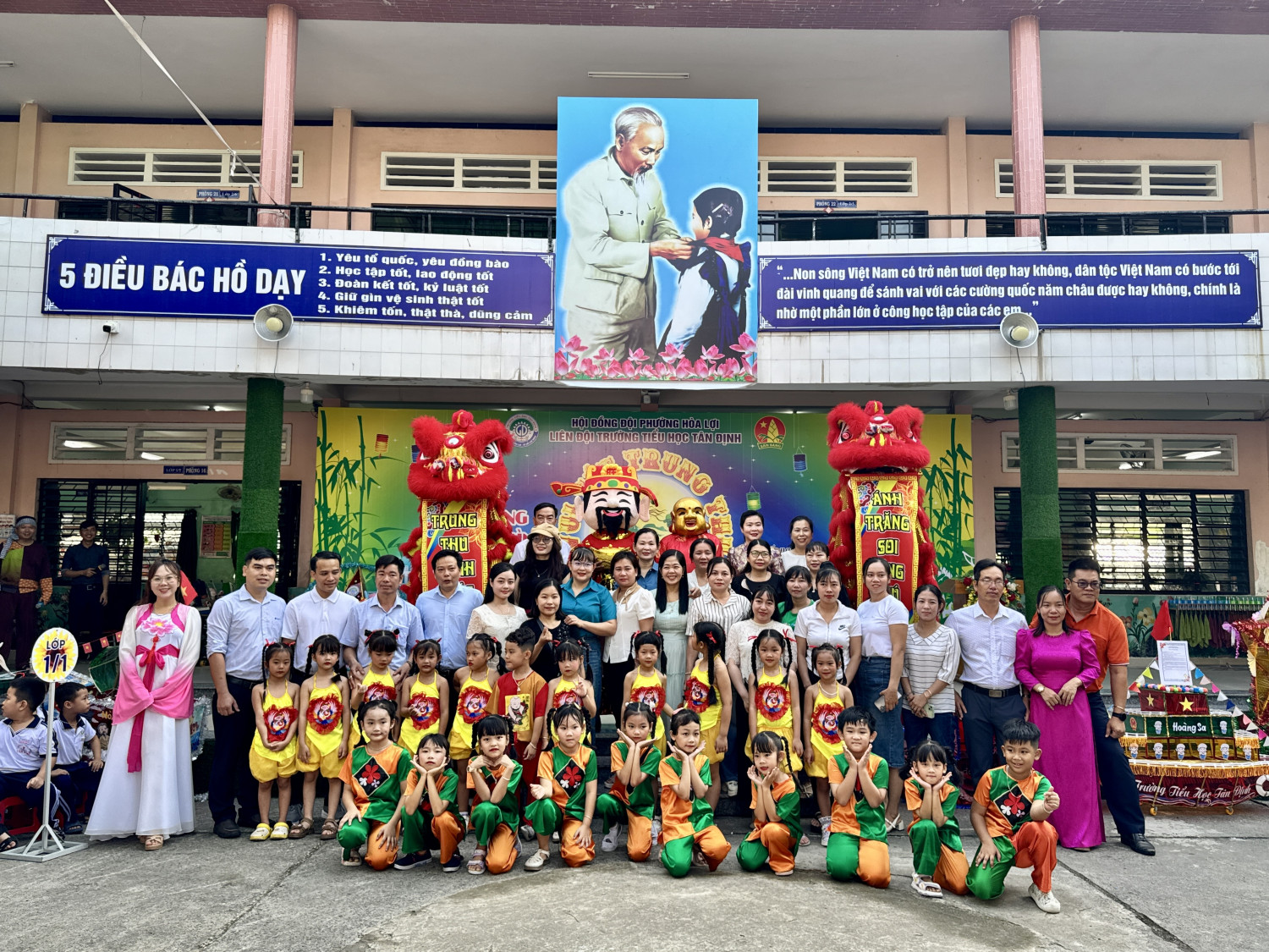 Ban giám hiệu, hội PHHS cùng chụp hình lưu niệm với đội Lân Sư rồng và các học sinh trong đội văn nghệ