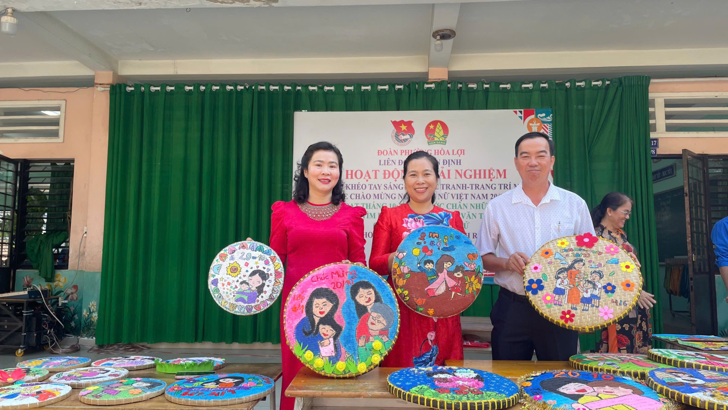 Ban giám hiệu chụp hình cùng các tác phẩm của học sinh