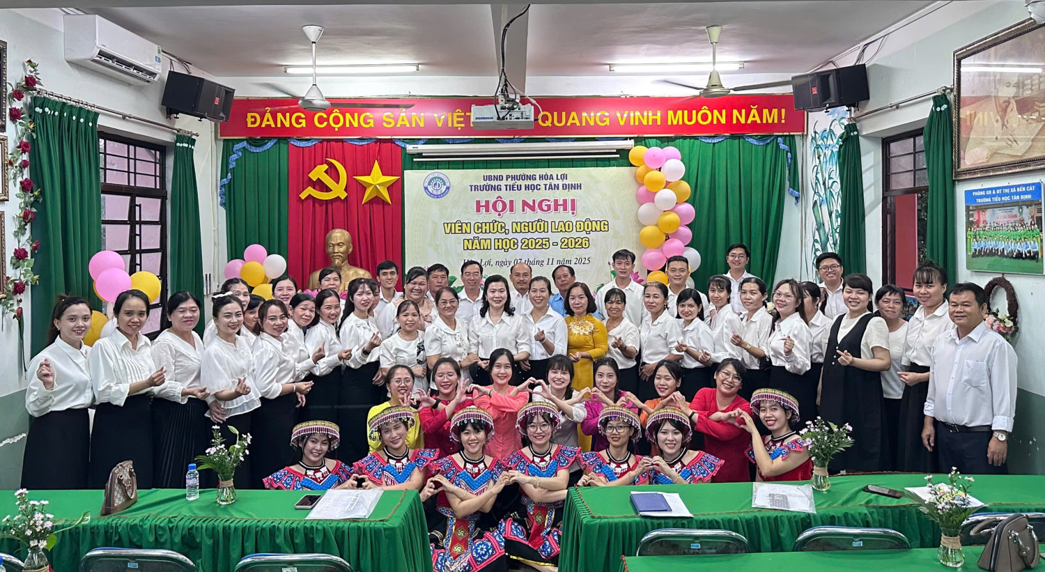 Ban giám hiệu cùng tập thể giáo viên, nhân viên trường TH Tân Định