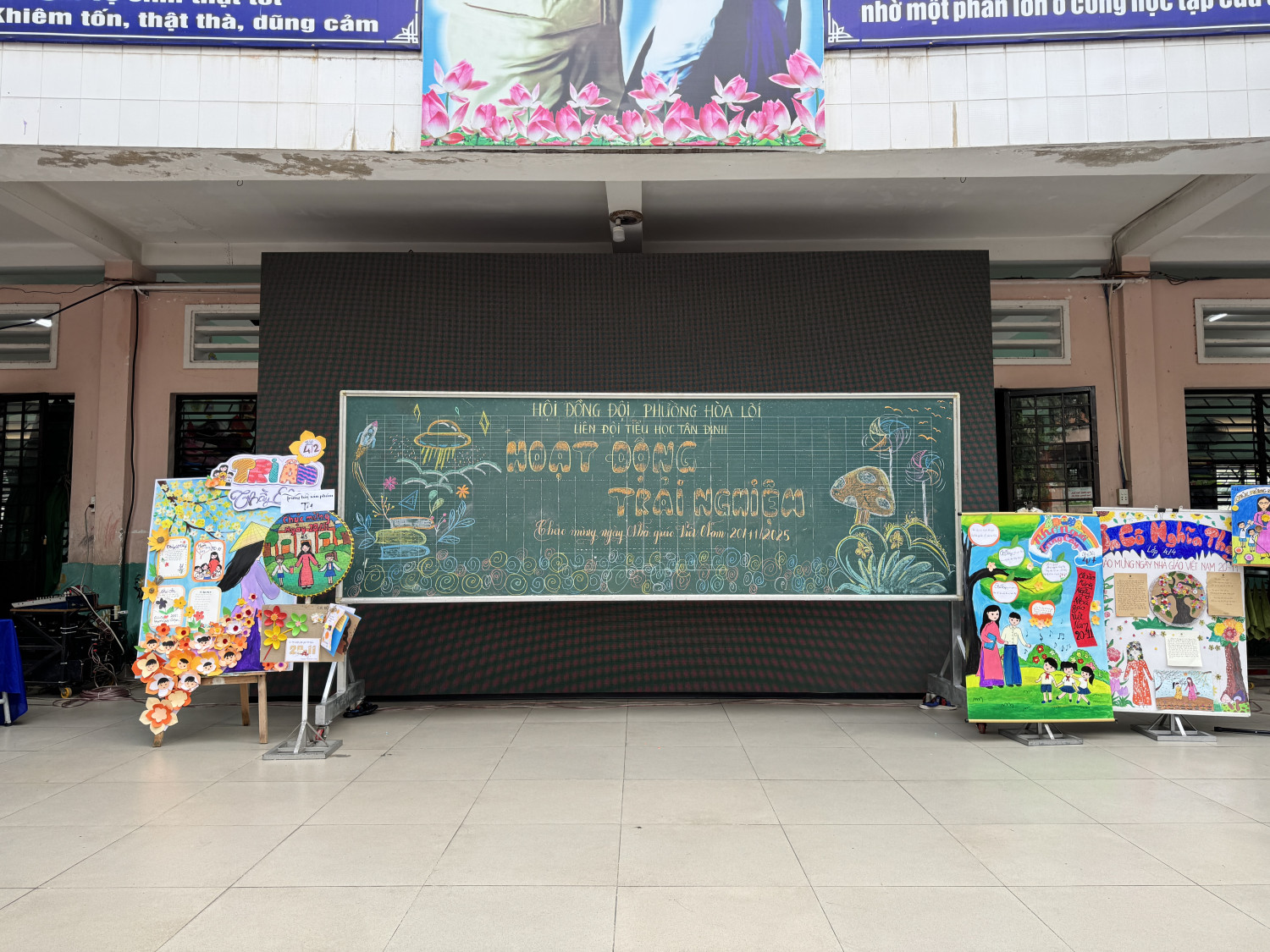 Giáo viên trang trí bảng chào mừng ngày Nhà giáo Việt Nam 20/11