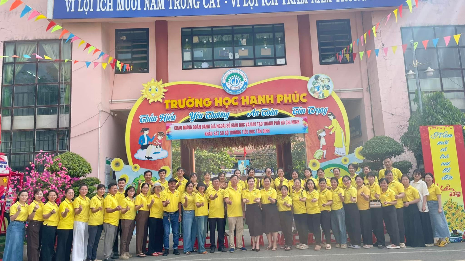 Ban giám hiệu cùng tập thể giáo viên, nhân viên trường TH Tân Định