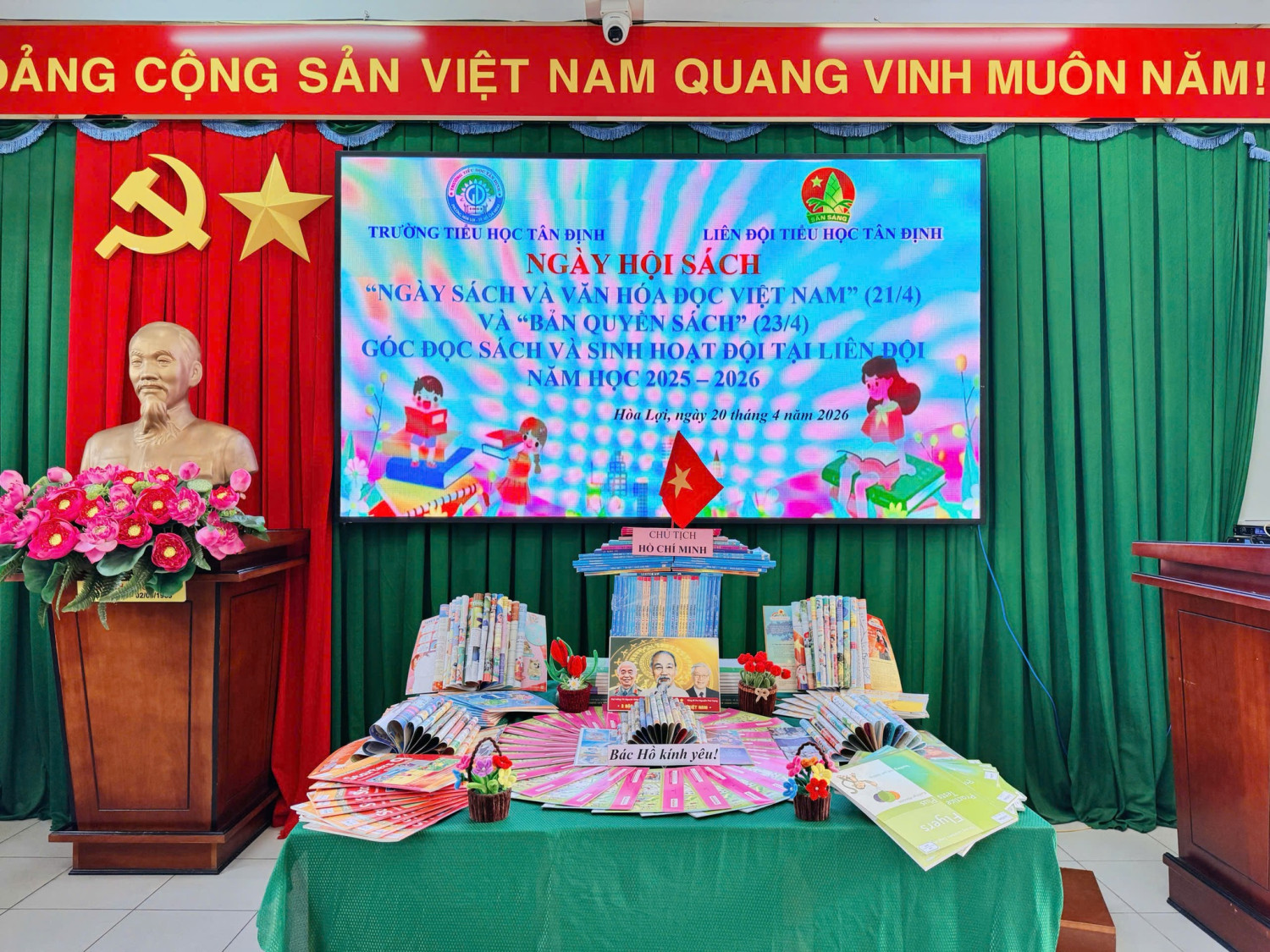 Mô hình sách: Bác Hồ kính yêu!