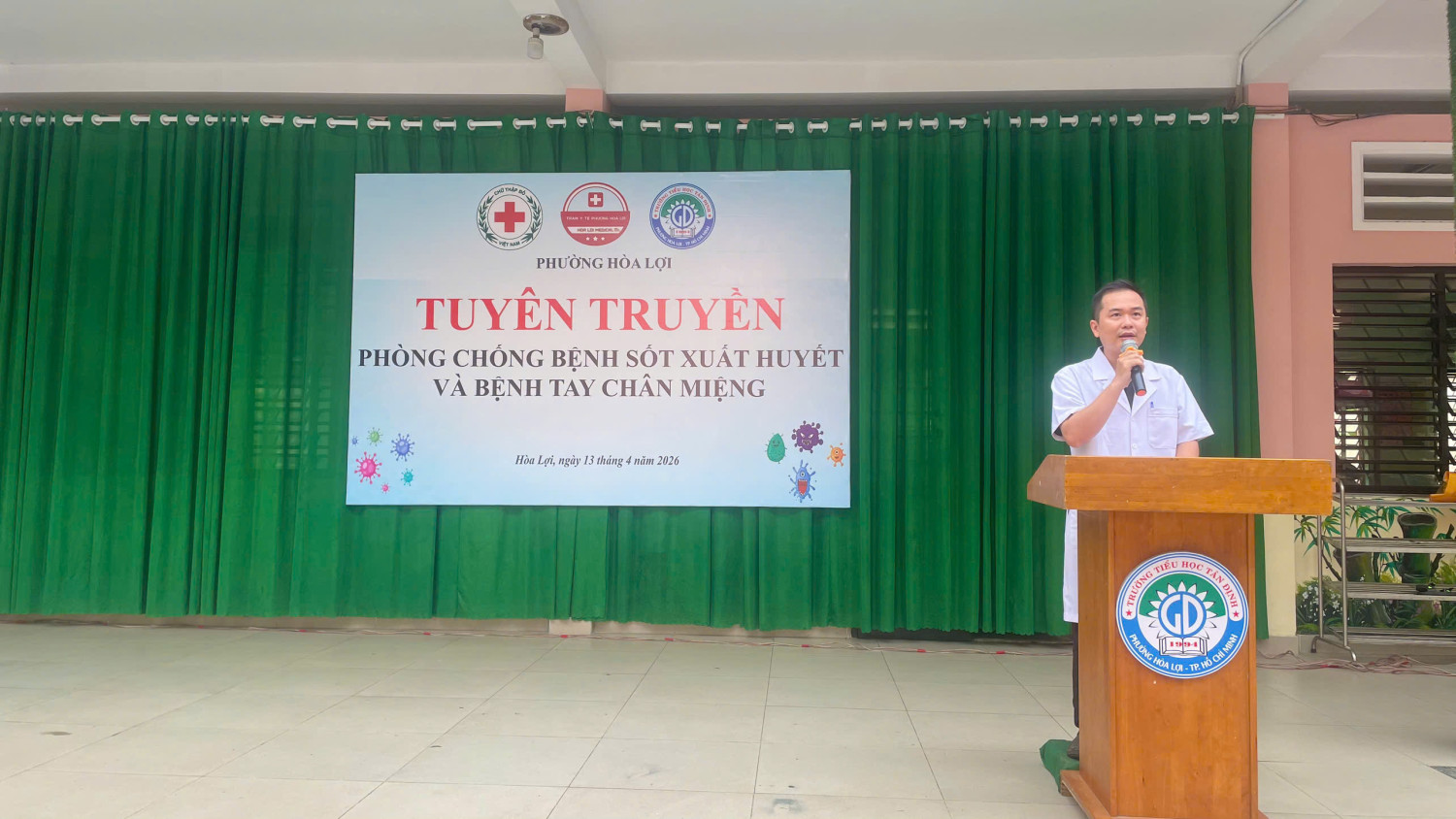 Ông Vũ Ngọc Khánh - nhân viên khoa phòng bệnh ATTP trạm y tế phường Hoà Lợi trực tiếp tuyên truyền