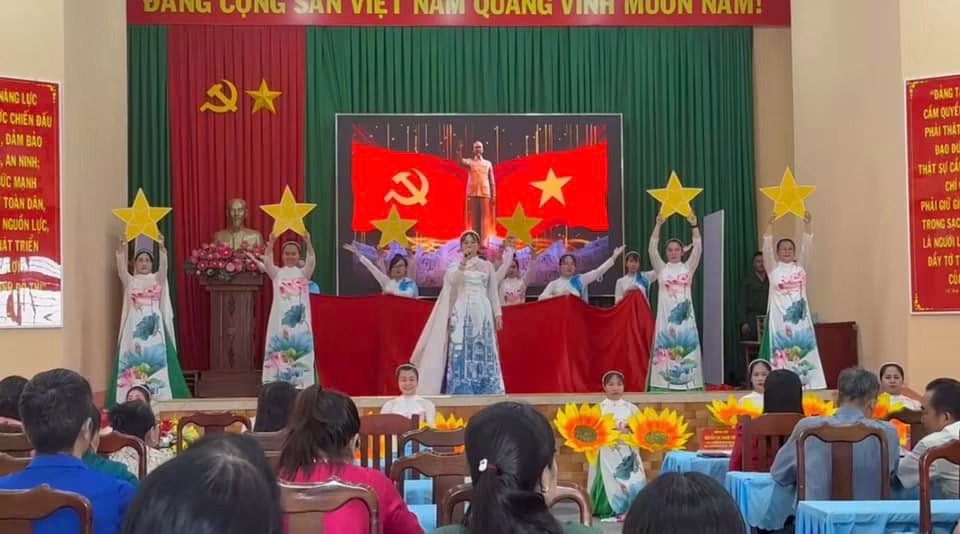 Tiết mục kể chuyện về Bác Hồ của tập thể trường Tiểu học Tân Định